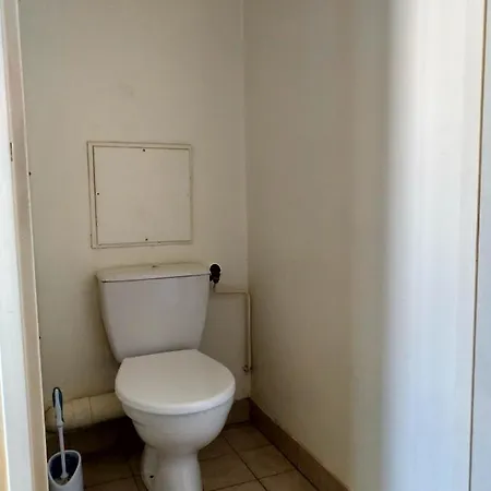 Apartamento F2 A 50 M De La *
