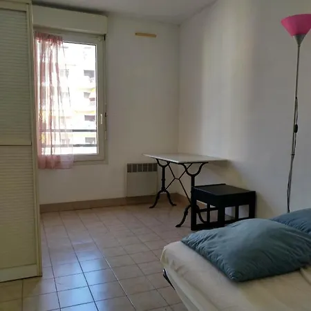 Apartment F2 A 50 M De La